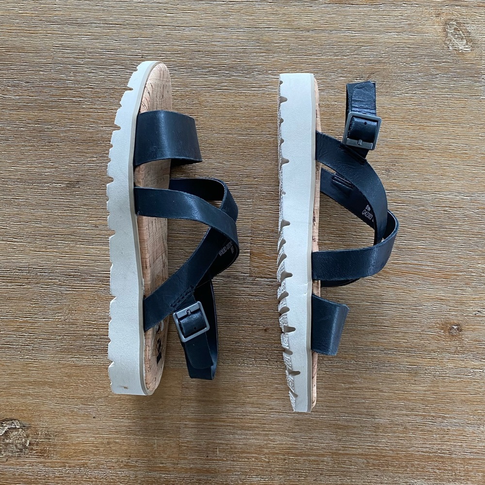 ✨ NWT KORKS Black Low Platform Sandals